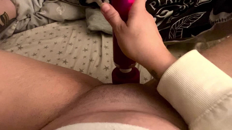 EeveeXo: Close-up Spuiten in bed