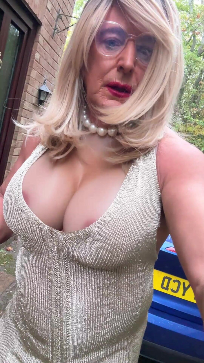 Kellycd2022: Crossdresser sexy Kellycd2022 în rochie cu plasă auriu, ciorapi mătăsosi fără...