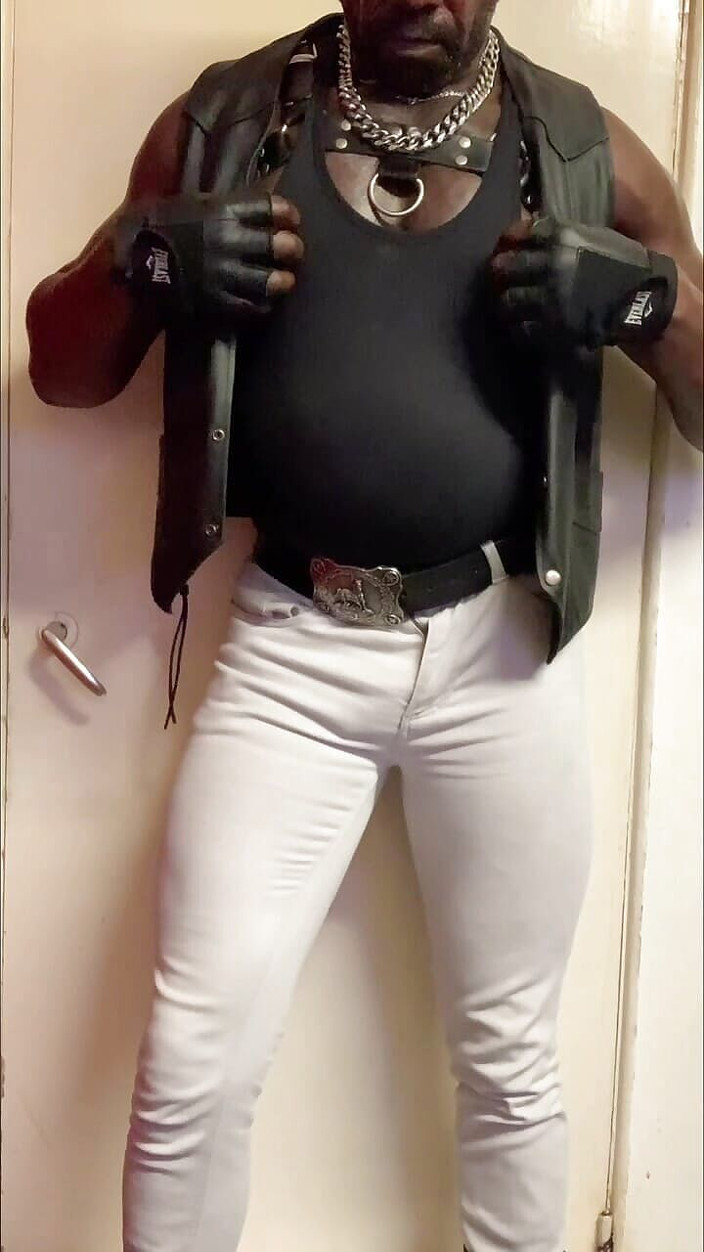 Black Muscle Stepdad: Preto musculoso pau &amp;peituda jogo g corda singlet porra