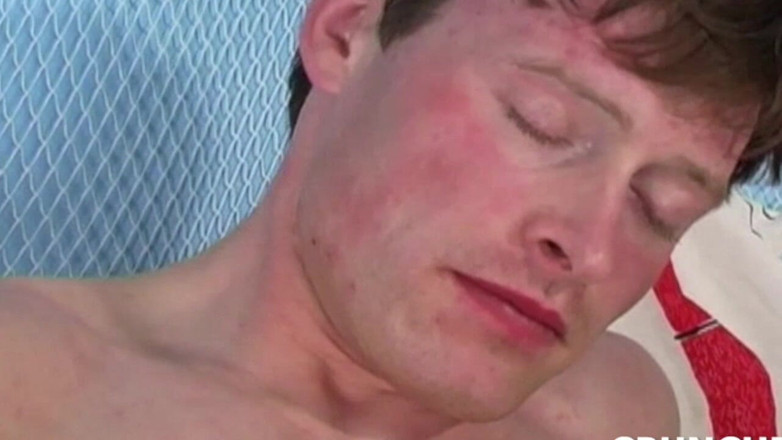 Crunch Boy: Une jumelle latino se fait baiser sans capote par un...
