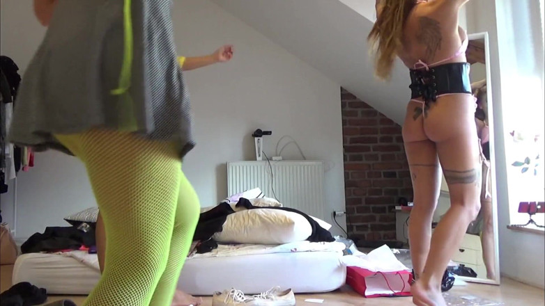 Leon Lambert Girls Twerk Parties CFNM: Cewek-cewek dengan stoking jaring-jaring dan toket paling seksi lagi asik...