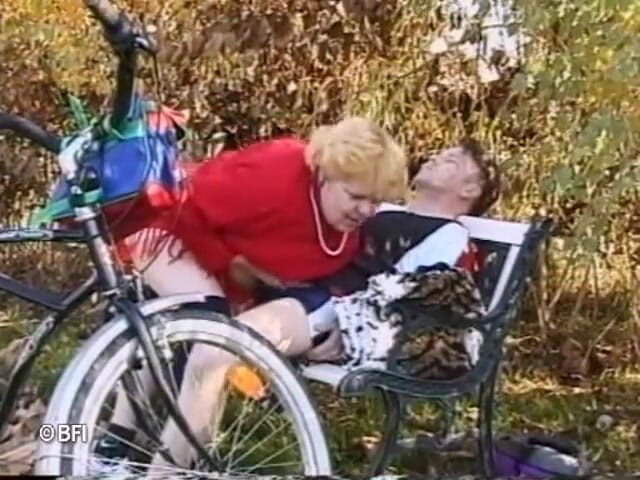 Nasty matures and dirty grannies club: Pula tânără a gagică bătrână și grasă