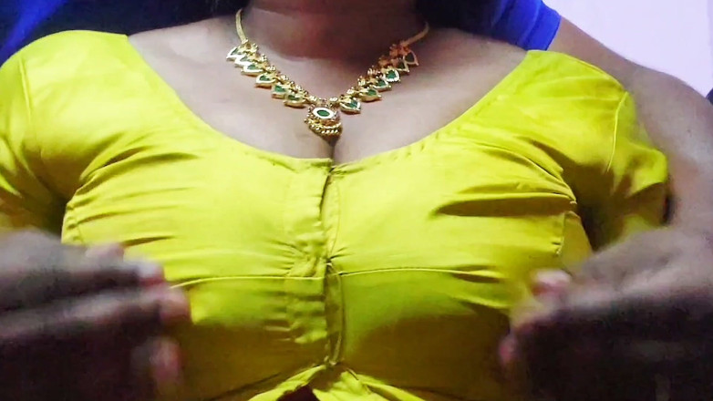 Desi Mohini: Makcik menggoda teman lelakinya dengan buah dadanya