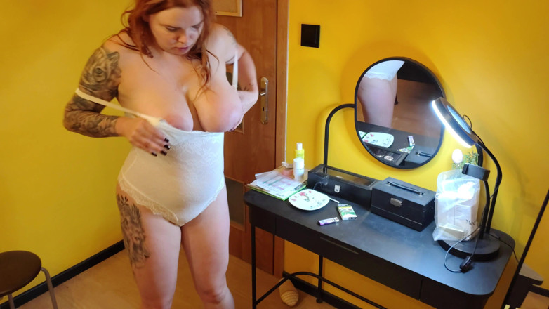 Bastet: Une Fille Aux Gros Seins Fume Et Souffle Fort.