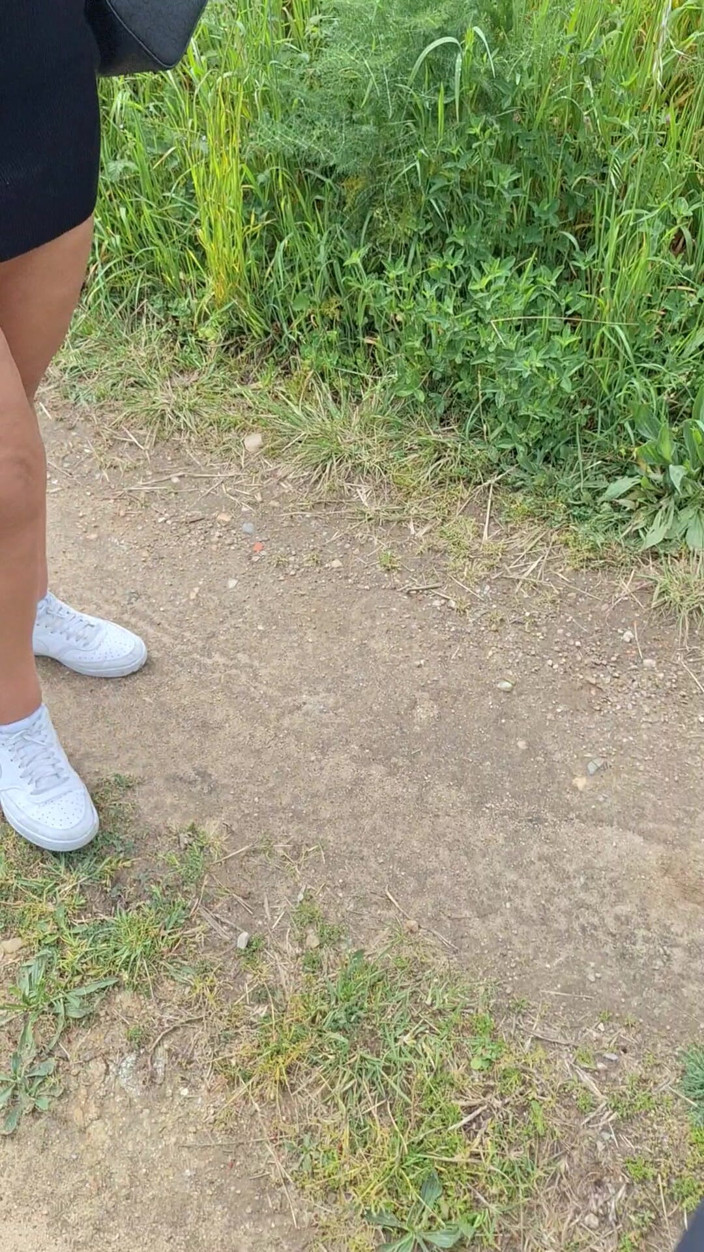 Ouset: 美丽大屁股的拉丁裔女性穿着性感礼服走进树林，突然被邻居惊喜！