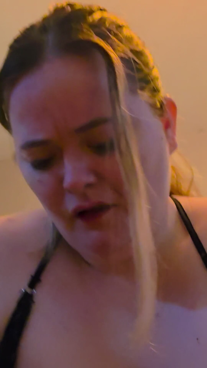 StacyBBWxxx: Stacybbwxxx si infila il suo dildo e succhia un bel...