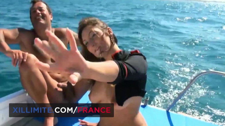 Made In France: Trío en un barco con la morena Charlotte de Castille