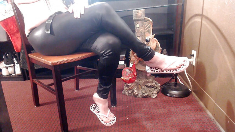 Abby Anna: Flip flop sepatu bermain celana kulit