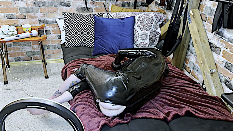 Slave Gigi: Recompensada com porra do mestre