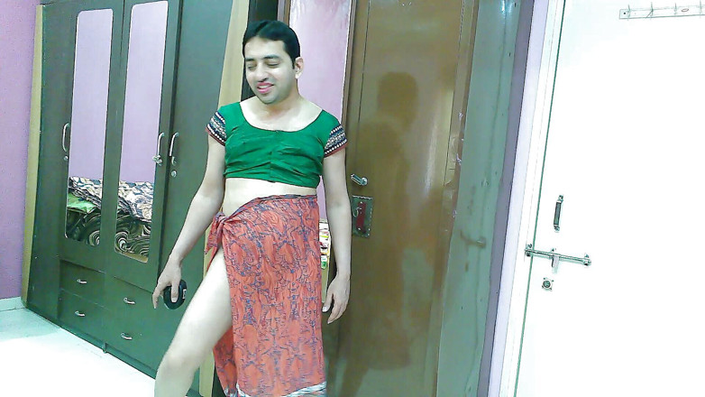 Cute & Nude Crossdresser: Lief mietje travestiet femboy lieve lolly in een top en...