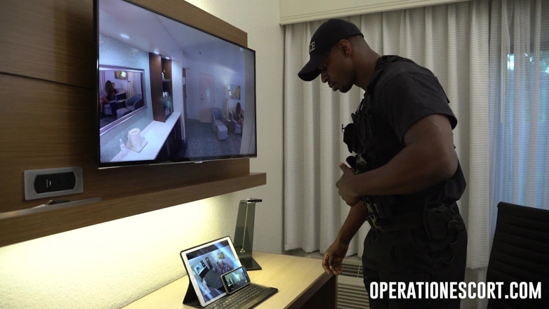 Operation Escort: Mia Faith je přichycena při získávání sexu důstojníkem Jaxem