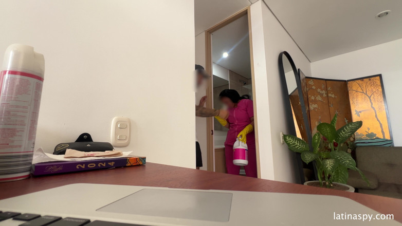 Latinaspy: Une soubrette au cul énorme nettoie Apt puis branle son patron,...
