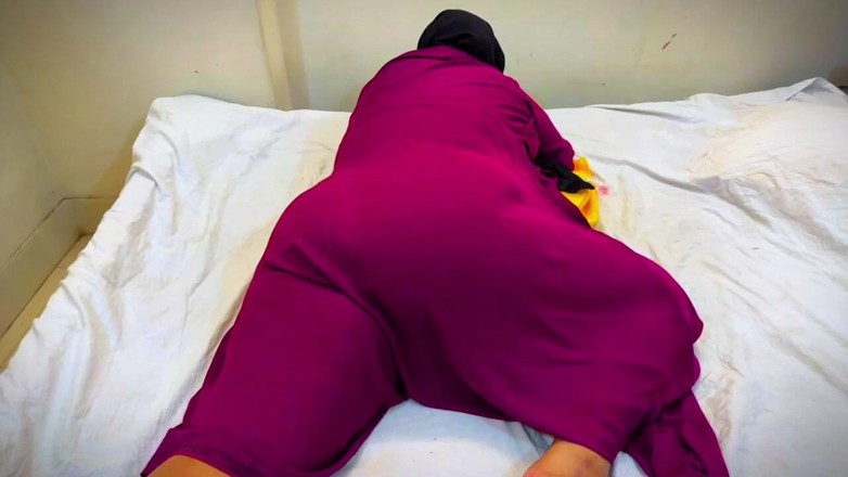 Your Boy's Cum: लेबनानी हॉट नौकरानी मेरे बिस्तर को आराम करती है &amp; मैं उसकी बड़ी गांड को फूली गांड के साथ देखती हूं और हस्तमैथुन शुरू करती हूं