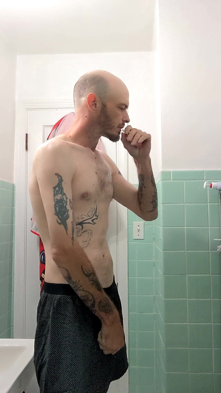Codi Bonez: Prenons une douche sexy