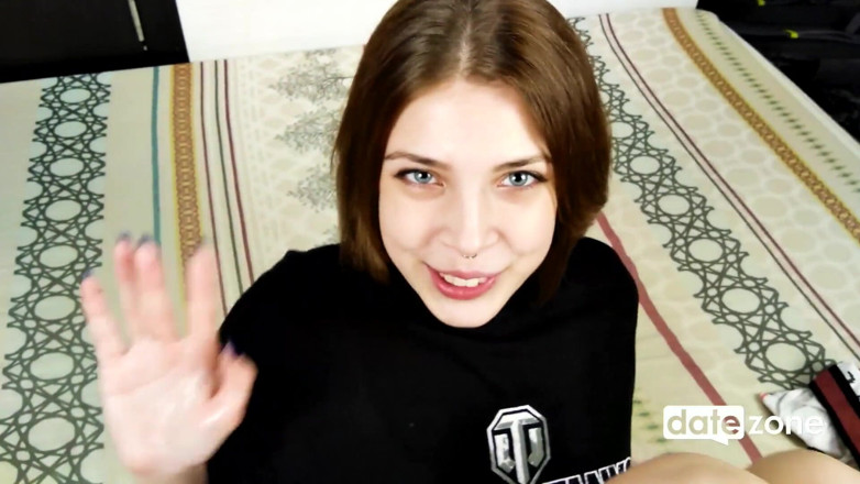 Datezone: Une jolie amatrice fait un footjob et mange mon sperme...