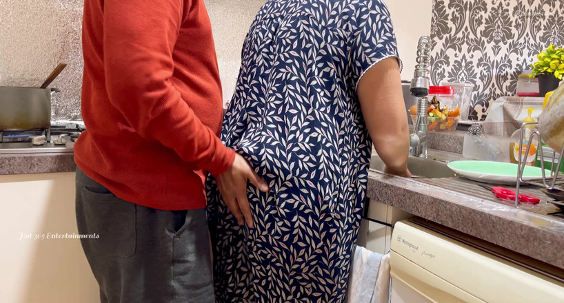 Hot 365 Entertainments: Couple indien romantique - une femme sexy se fait enculer, cul...