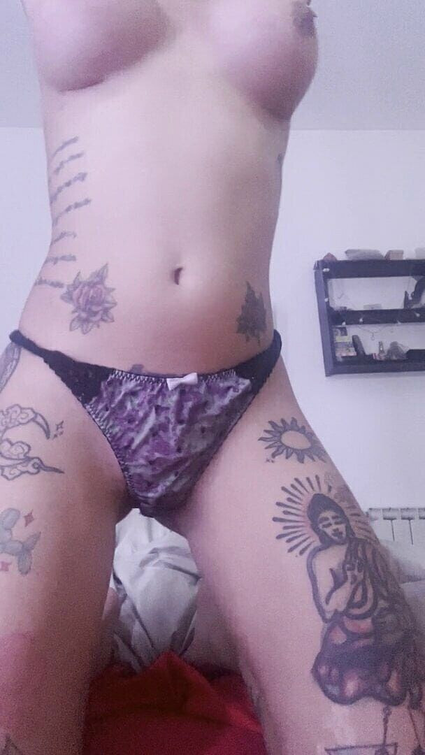 Latinxbabe: Сексуальна гаряча брюнетка з великими цицьками пестить себе пальцями