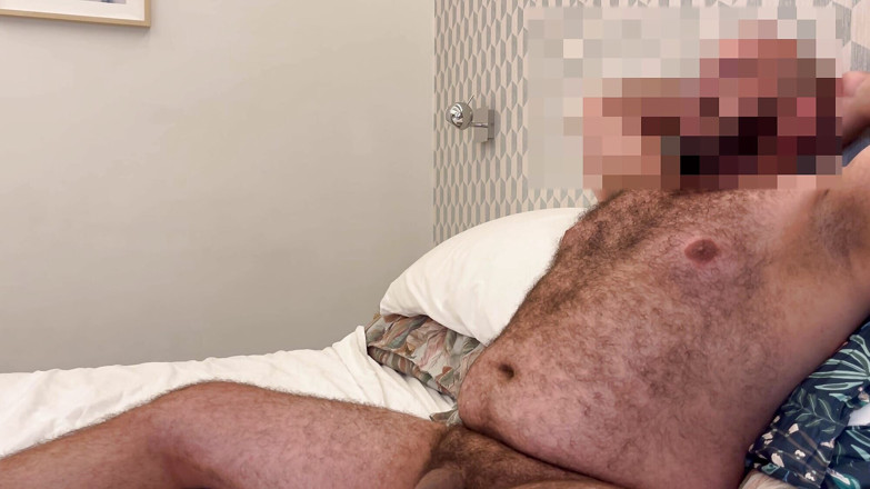 FurryCubster: Oso peludo sin cortar escupe, muestra su culo y dispara...