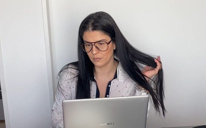 fartingclub01: Une secrétaire poilue pète, baise et fume au travail