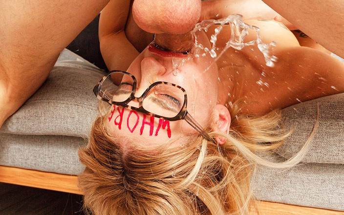 Crazy Mouth Meat: Une pute sexy se fait facefucker par une grosse bite...