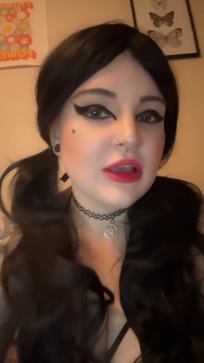 Bigtiddygoth: Грязная готическая девушка унижает этот крошечный твой член