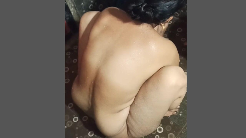 Desi megha: Sonal Bhabhi tomando banho nua na reunião