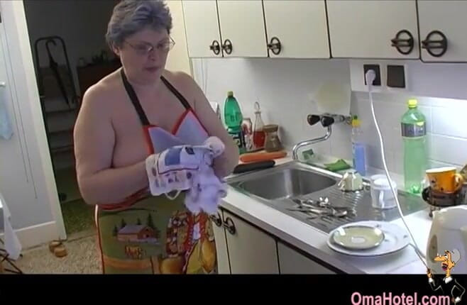 Old Nanny: Oma Hotel- Gerlinde, una vecchia signora a casa e il...