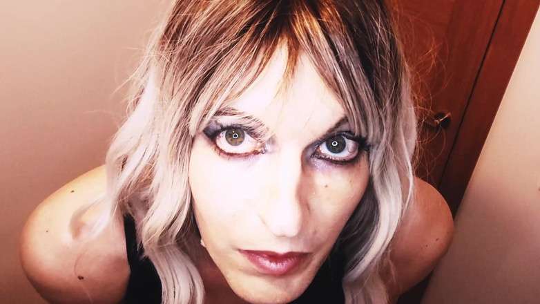 Leona: Femboy onu sikmen için sana yalvarıyor