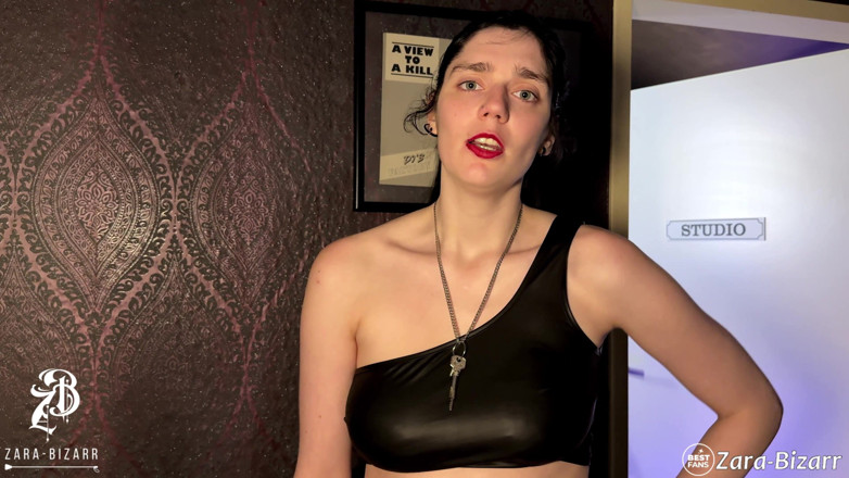 Zara Bizarr: Meando en el inodoro