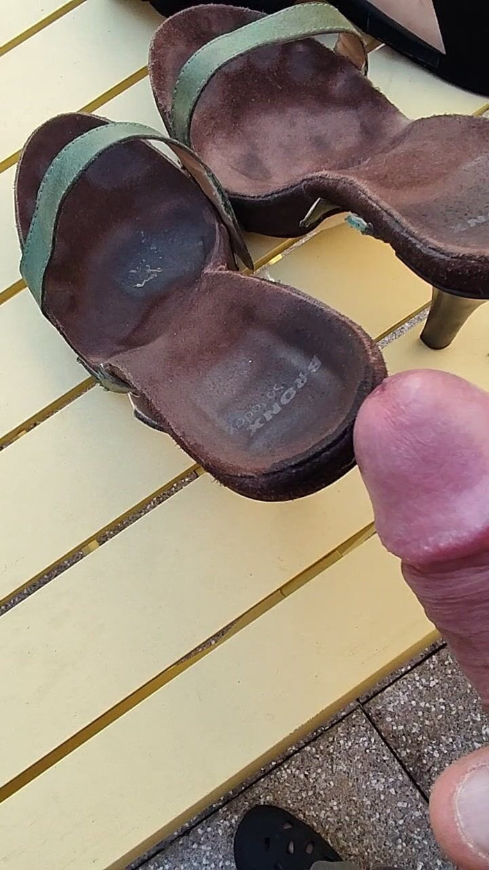 Mutsakin: Ich wichs meinen schwanz und komme auf schuhe