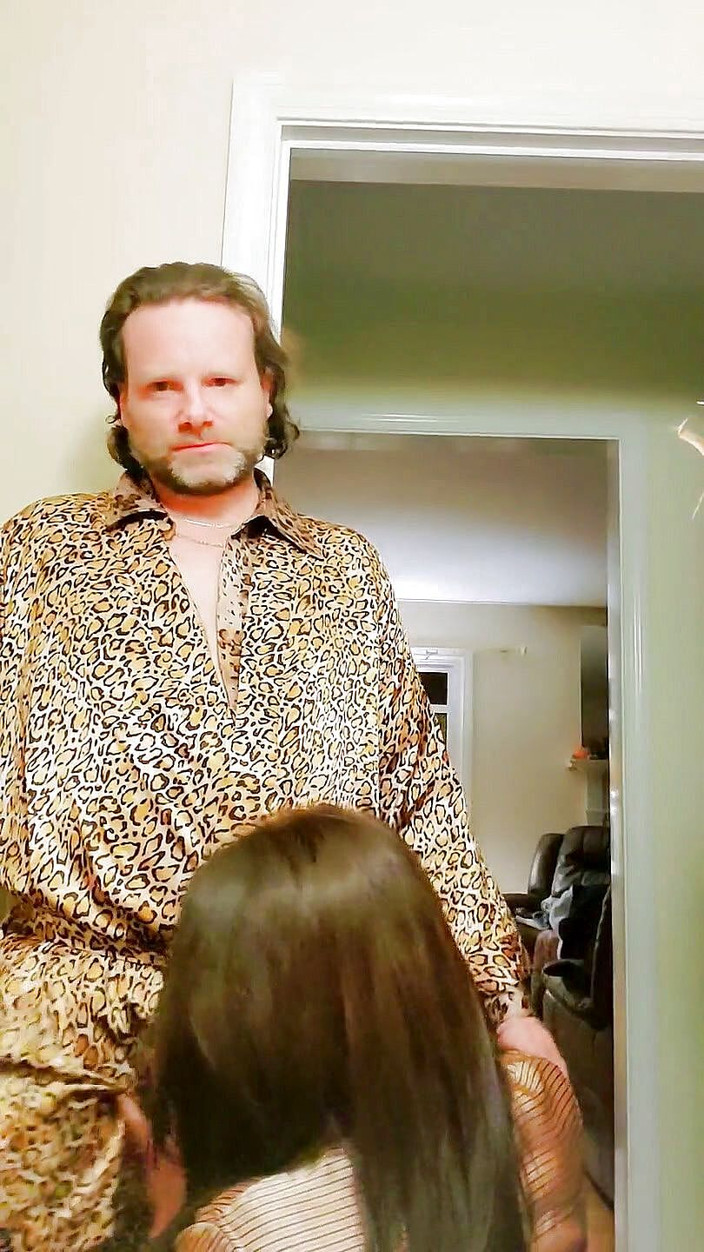 Satin Fetish King: Altın saten bluzlu orta yaşlı seksi kadın emiyor ve sikişiyor
