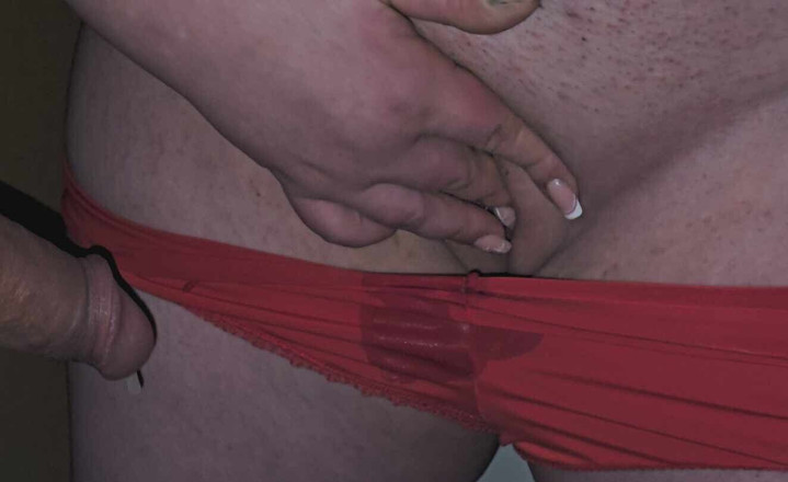 Twittiy: Super Nahaufnahme: Schwanz reibt den kitzler. Sperma auf der muschi....