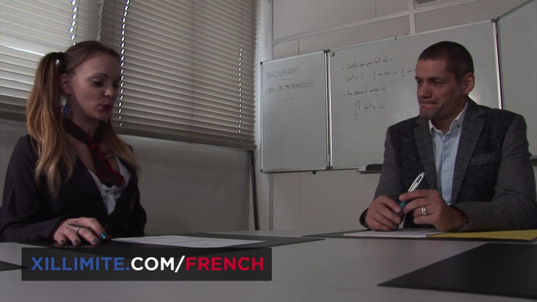 French girls at work: Une jolie ado se fait baiser sur le bureau du...