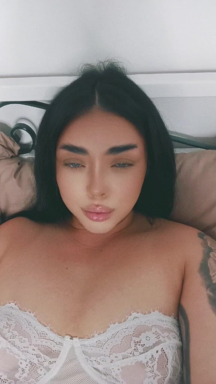 VVGO: Majikan lilikitten lagi asik ngusap memeknya pakai lingerie seksi
