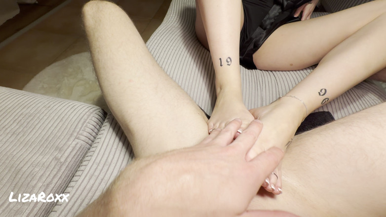 LizaRoxx: Footjob cewek amatir jerman yang super bejat lagi asik nyepong...
