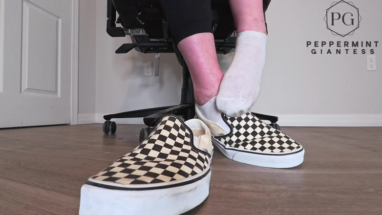 Peppermint Giantess: Taquinage de pieds sournois au bureau dans des camionnettes à damier -...