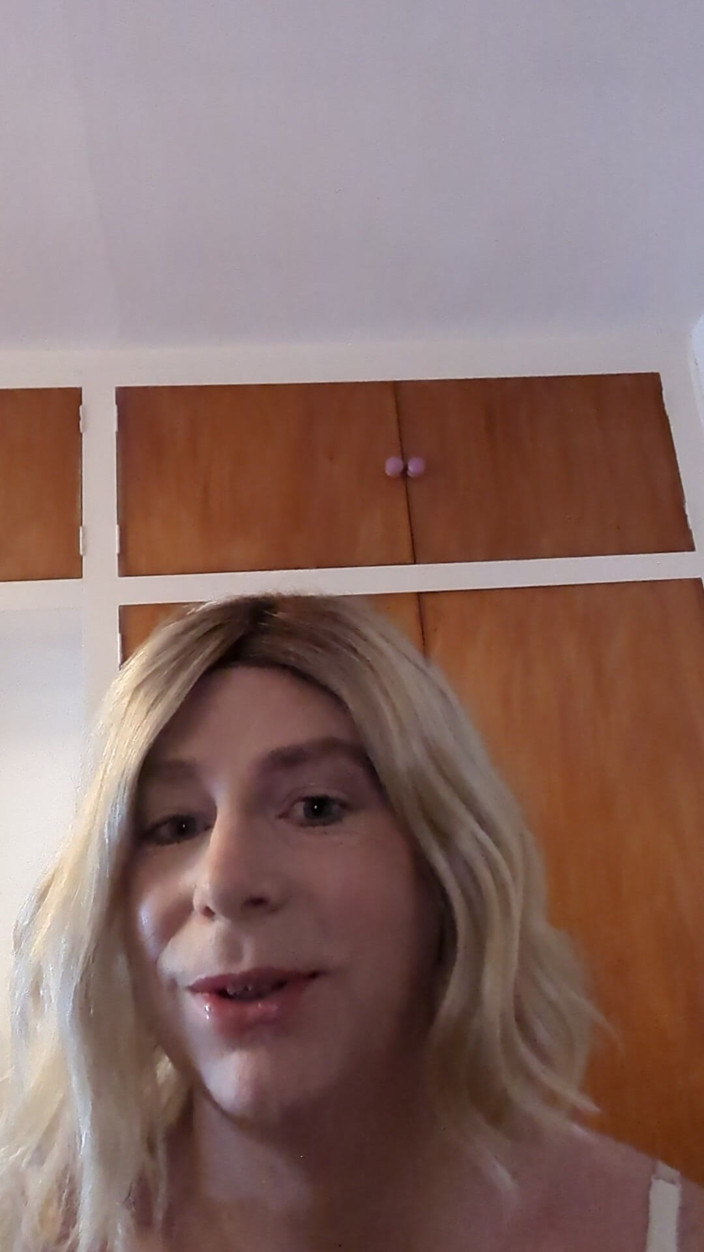 NikkiGee: Vykuř mi klitoris, polykej moje sperma. poklekni a otevři se...