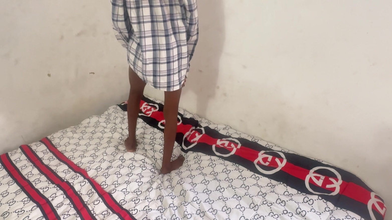 Petite Erotic Africa: Sıska kızı birden fazla pozisyonda sikiyor