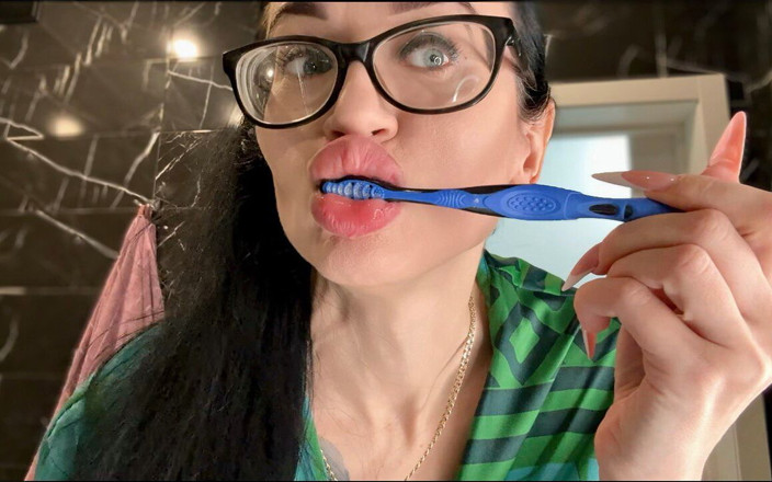 Julia domaina: Cepillándome los dientes, bata de seda y sujetador en mí,...