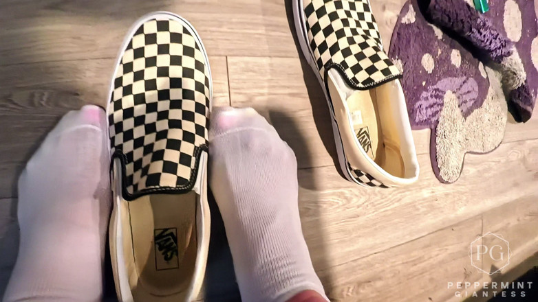 Peppermint Giantess: Piccolo punto di vista: tiny legata alle scarpe viene montata,...