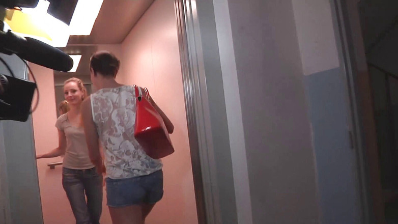 German amateur - 100% German hardcore videos: Alışveriş yapan mağaza çalışanı yeni işlerine bayılıyor