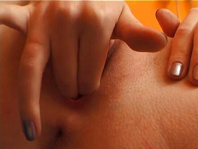 Lucky Wankerz: Chica rubia con dedos de tetas pequeñas y juguetes en...