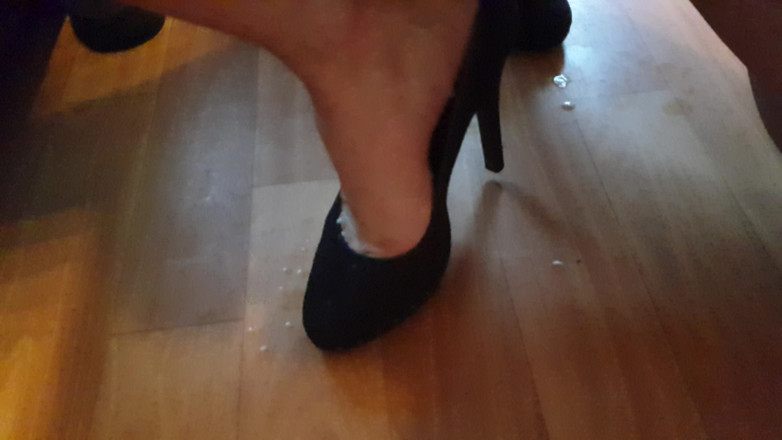 Milosbroz: Little Sperm on My New Heels