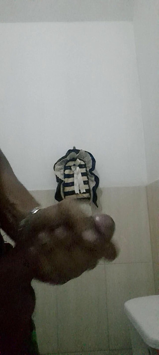 Latin sex 33: Masturbazione in bagno mentre lavori