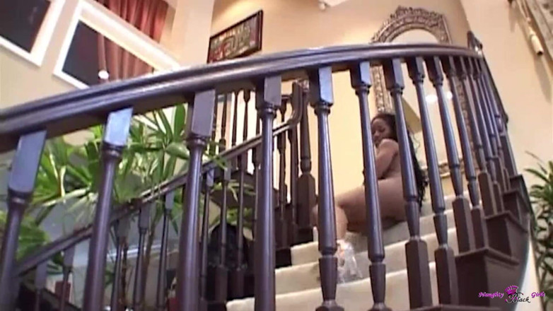 Naughty Black Girls: Ein schwarzes mädchen nimmt zwei typen nacheinander und beide geben...