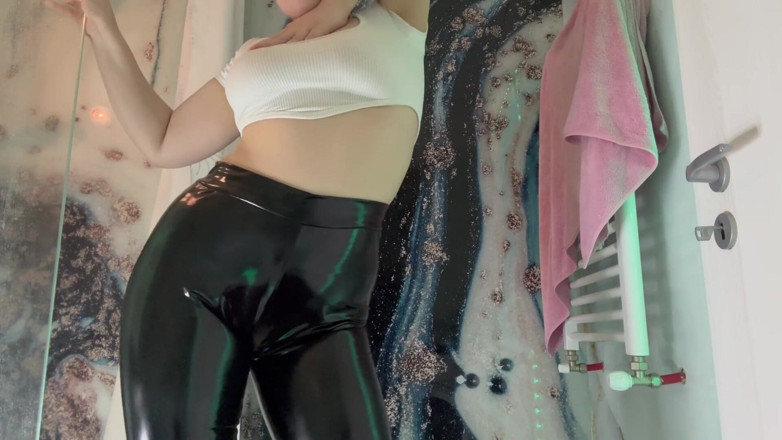 JuiceLussie: Masturbation dans les leggins en cuir. Gros cul en latex
