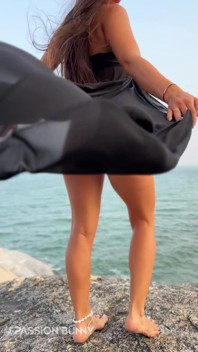 Cette Bombasse En Robe Longue Noire Vous Fera Plaisir