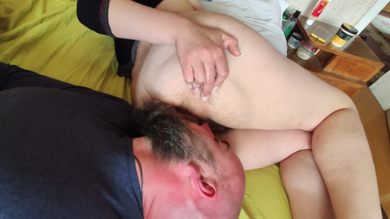 Hairy Homemade Amateur Orgasms: Suami membauku untuk membersihkan pantatku, dan dia sangat berterima kasih....