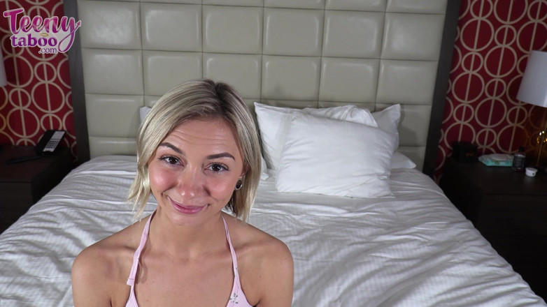 Teenytaboo: Estudiante Chloe usa el coño para graduarse