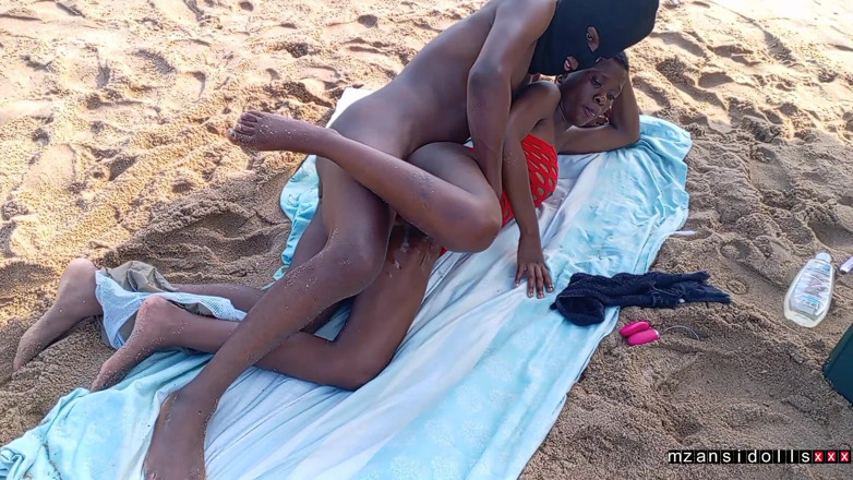 mzansionlyfan: Una ebano di 18 anni viene scopata in spiaggia